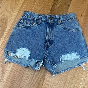 NWOT Levi’s size 25 Distressed Denim Shorts